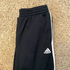 Adidas sweat pants . Girls size XL 18/20. Great condition. Worn once .